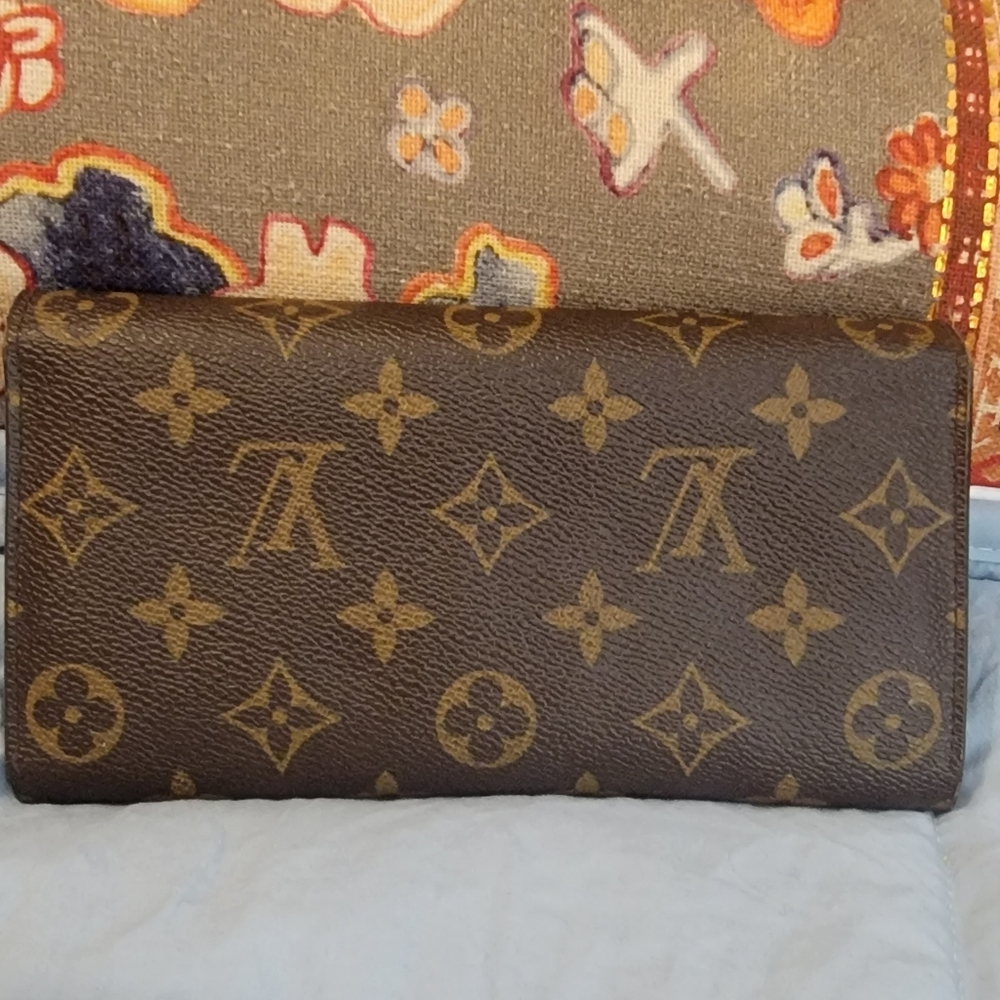 Authentic Louis Vuitton Long Wallet. Very gently worn. - Picture 2 of 9